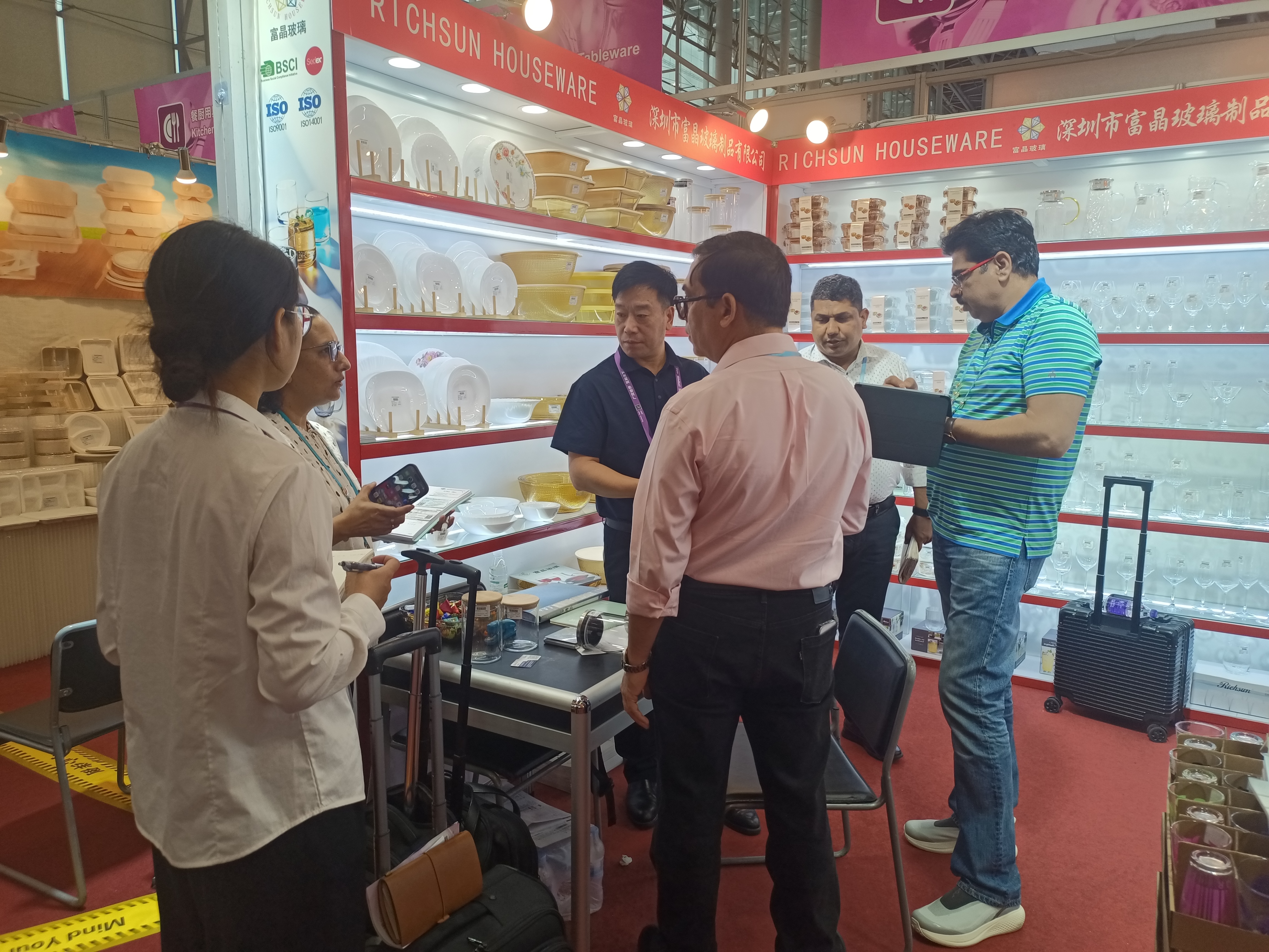 富晶玻璃亮相第 139 届广交会 新品惊艳全场 宾客云集询价火爆